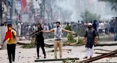 Photo of कर्फ्यू के बावजूद बांग्लादेश में सड़कों पर लोगों का हुजूम, आरक्षण के खिलाफ प्रदर्शन में अब तक 105 मौतें, सैकड़ों भारतीय छात्र वापस लौटे