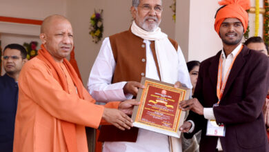 Photo of मुख्यमंत्री ने मुख्य अतिथि नोबेल शांति पुरस्कार से सम्मानित श्री कैलाश सत्यार्थी के साथ विभिन्न प्रतियोगिताओं के विजेता विद्यार्थियों को सम्मानित किया